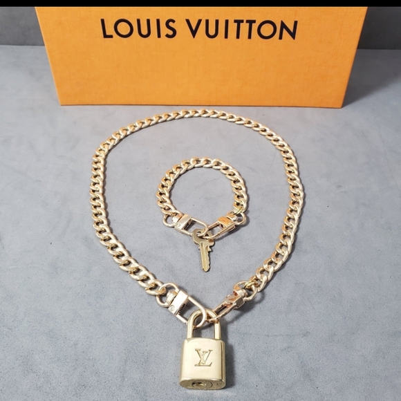 #333 Authentic LOUIS VUITTON Lock Key Set Padlock Brass Polished Chain Necklace - Picture 8 of 9